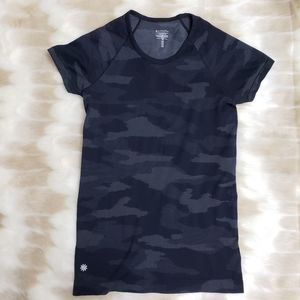 ♡ Athleta Momentum Camo Tee XS EUC